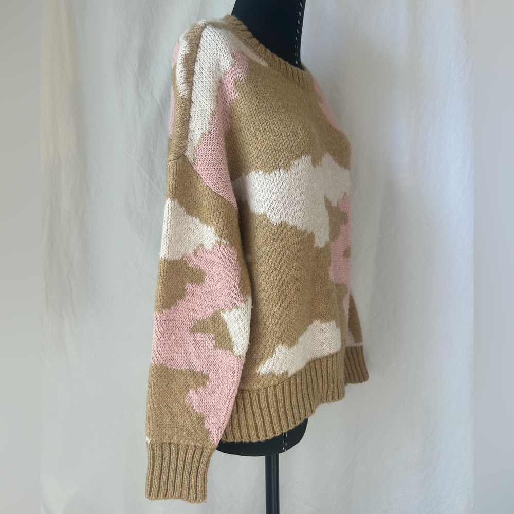 Pink & Tan Camo Crewneck Knit Sweater Size Medium - Picture 3 of 7